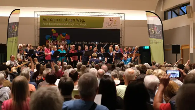 Beim Einheitssingen in Insheim feierten fast 300 Menschen mit Chören, Kapelle und Live-Band den Tag der Deutschen Einheit. | Foto: KV SÜW