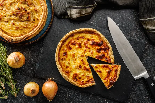 Herbstlicher Zwiebelkuchen aus dem Airfryer, passend zu Federweißem. | Foto: Jiri Hera/stock.abobe.com
