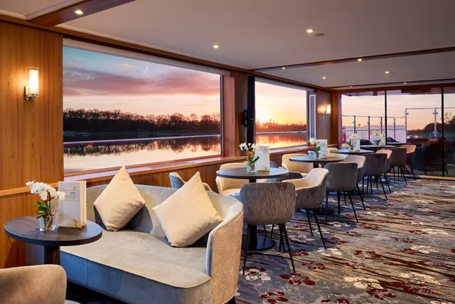 In der Panorama-Lounge der MS Swiss Splendor lässt sich die Fahrt auf der Donau entspannt genießen. | Foto: Scylla
