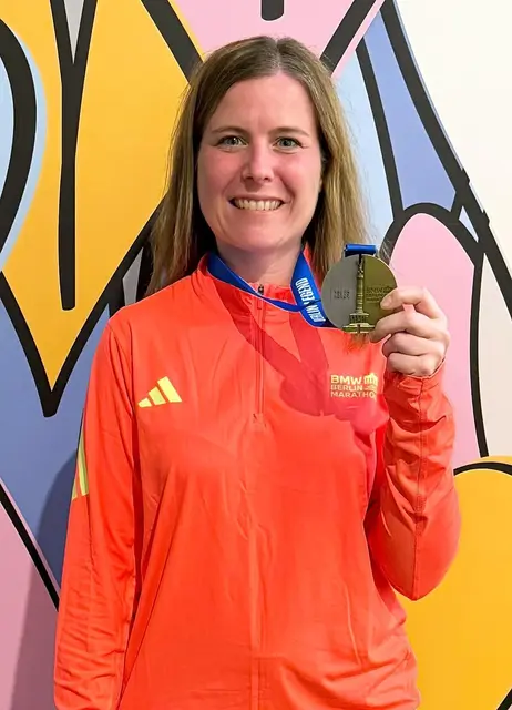 Bettina Huber lief den Berlin-Marathon im FCK-Trikot und stellte eine neue persönliche Bestzeit auf. | Foto: Fotos: Huber