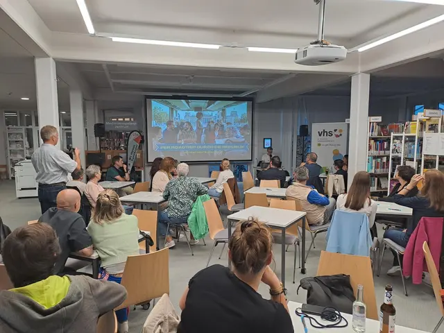 In der St. Wendeler Bibliothek wurde Demokratie beim Pub-Quiz zum Teamspiel. | Foto: Axel Birkenbach (St. Wendeler Volkshochschule e. V.)
