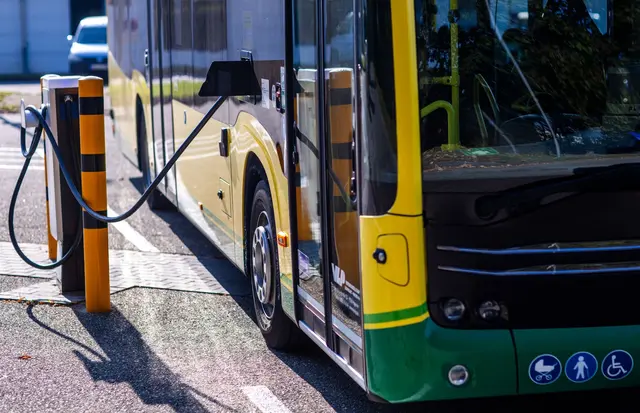 Strom statt Diesel - das ist das Idealbild aus Sicht der Deutschen Umwelthilfe. (Archivbild) | Foto: Jens Büttner/dpa
