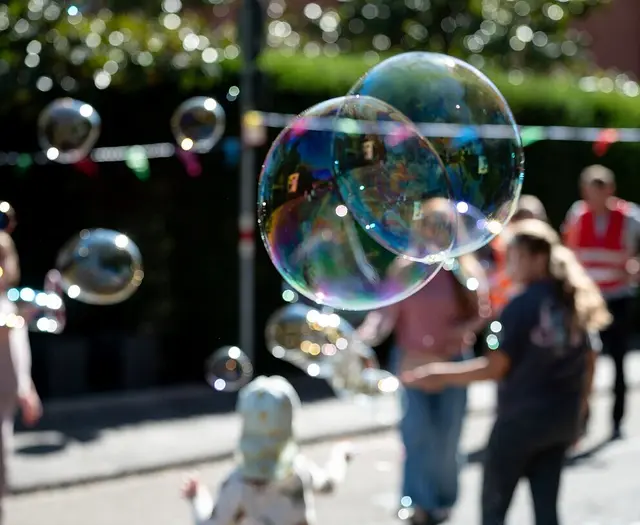 Kinder spielen auf einer temporären Spielfläche im Viertel und nutzen den Raum für Bewegung und Begegnung. | Foto: Stadt Karlsruhe, Monika Müller-Gmelin