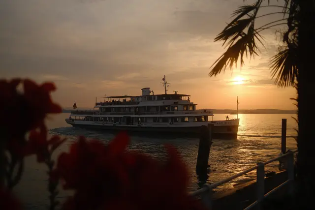 Bild 8: Die Karlsruhe (Schiff) im Sonnenuntergang am Bodensee - Promenade in Meersburg am Bodensee | Foto: Sebastian Frohnhöfer