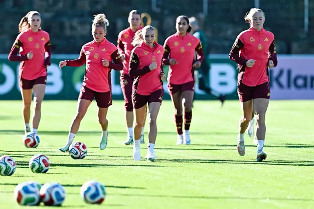 Geht voran: Elisa Senß (vorne) beim Training der deutschen Fußballerinnen in Eppelheim | Foto: Uwe Anspach/dpa