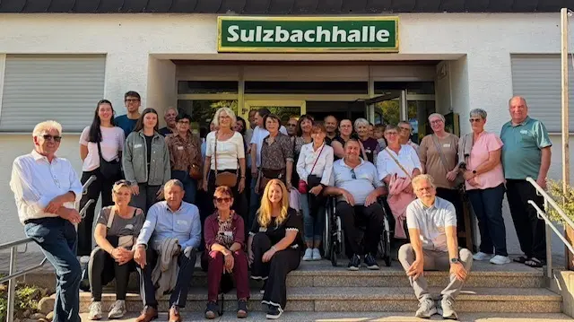 Gruppenbild vor der Sulzbachhalle in Kottweiler-Schwanden | Foto: VG Ramstein-Miesenbach