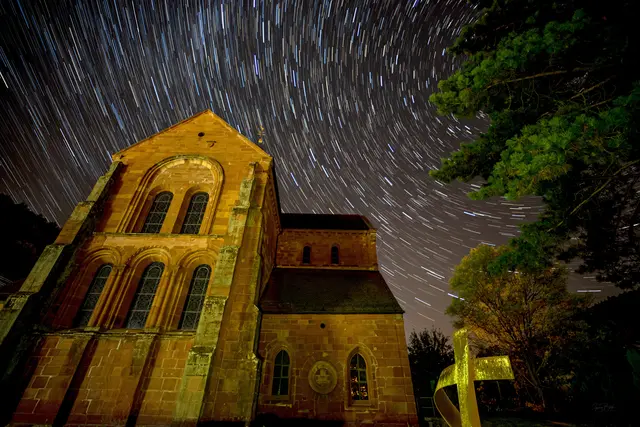 Bild 6: Startrail über der Zisterzienserabtei Eußerthal | Foto: Georg Beck