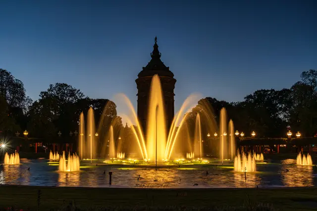 Bild 17: Der beleuchtete Springbrunnen am Mannheimer Wasserturm | Foto: Ralph Beetz