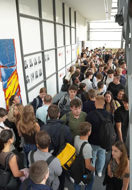 Volles Haus zum Studienstart: Vor dem Audimax herrschte am 1. Oktober große Vorfreude bei den „Erstis“ der DHBW Karlsruhe. | Foto: Bildrechte: DHBW KA//DI