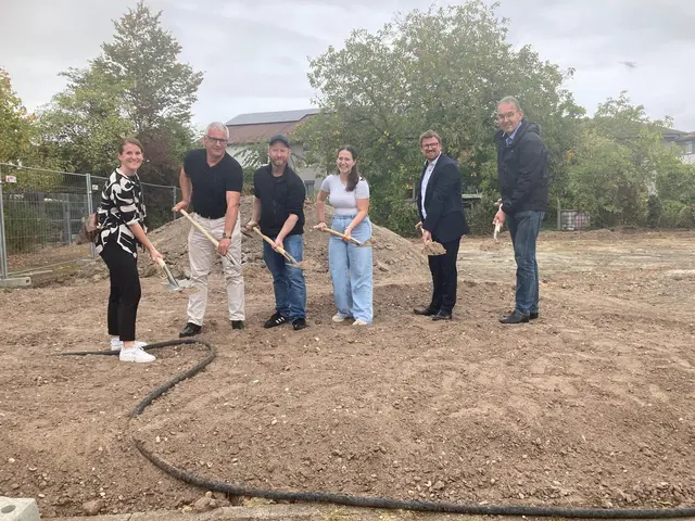 In Herxheim hat der Neubau des Jugendzentrums auf dem Festplatz mit dem Spatenstich begonnen. | Foto: Verbandsgemeinde Herxheim