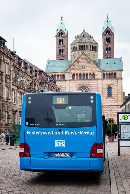 Am verkaufsoffenen Sonntag fährt die Buslinie 561 in Speyer zeitweise über eine Umleitung. | Foto: Cornelia Bauer