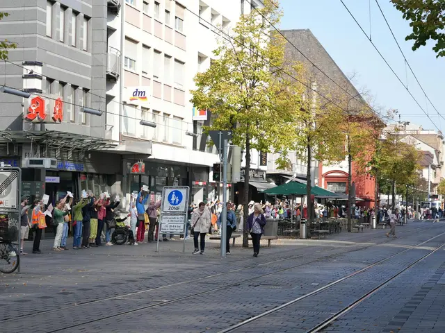 In Mannheim bildeten rund 450 Menschen eine Menschenkette für mehr Klimaschutz und politisches Miteinander. | Foto: Parents & People for Future Mannheim