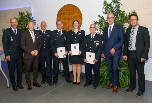 Gruppenbild mit den geehrten Feuerwehrleuten. | Foto: VG Ramstein-Miesenbach
