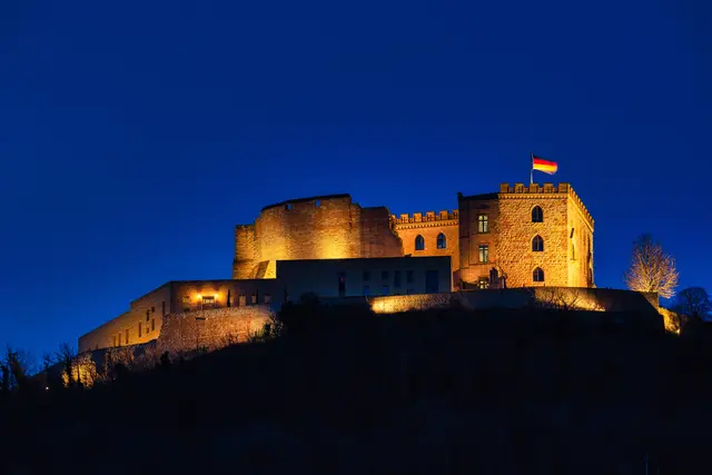 Bild 17: Das beleuchtete Hambacher Schloss an einem Abend im Januar | Foto: Ralph Beetz