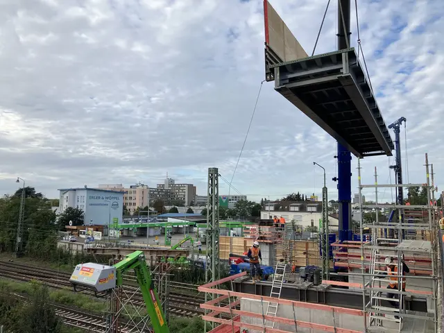 Ein Bagger arbeitet auf der Baustelle für den Neubau der BBC-Brücke. | Foto: Stadt Mannheim