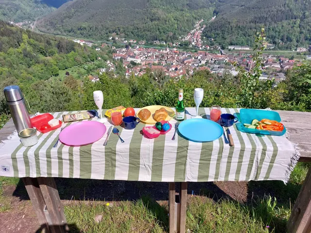 Bild 17: Frühstück an der "Schönen Aussicht" über Lambrecht am einem Sonntagmorgen im Mai | Foto: Holger Keim