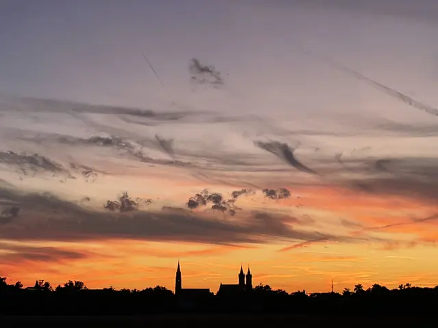 Bild 8: Silhouette von Ladenburg im Abendrot | Foto: Claudia Scheibel