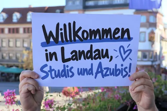 Studierende und Auszubildende erhalten in Landau bei Anmeldung des Hauptwohnsitzes ein neues Begrüßungspaket. | Foto: Stadt Landau