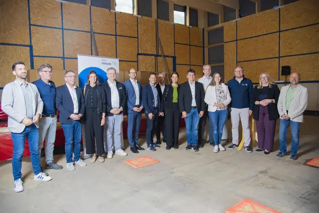 An der Johann-Hinrich-Wichern-Schule in Saarlouis hat die neue Sporthalle Richtfest gefeiert. | Foto: MIBS