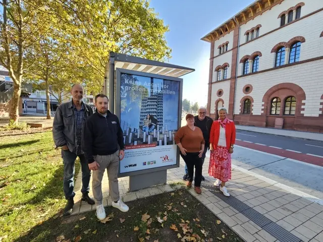 Fotokünstler Thomas Brenner ( von links) und Wall-Vertriebsleiter Kevin Lorson zusammen mit Constanze Augustin und Heiko Elmenthaler von der städtischen Schwerbehindertenvertretung und Oberbürgermeisterin Beate Kimmel  | Foto: Stadt Kaiserslautern/gratis