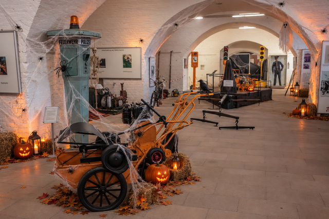 Im Straßenmuseum Germersheim gibt es Ende Oktober eine Gruselführung mit Taschenlampen. | Foto: Paul Needham (bearbeitet mit KI)