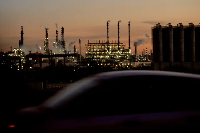 Bild 3: BASF Ludwigshafen im Abendlicht. | Foto: Kathrin Volz-Wollbold