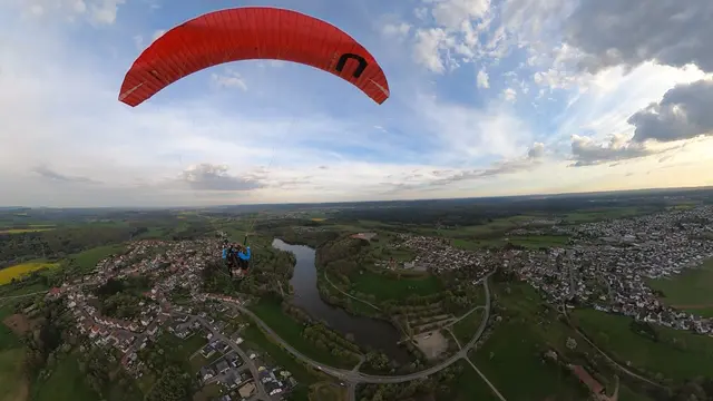 Bild 8: Aufgenommen mit einer Verfolger-Kamera die am Gleitschirm befestigt ist. Zu sehen ist der Ohmbachstausee bei Schönenberg-Kübelberg. Aufgenommen am 17.04.2026 | Foto: Kai Lehmann