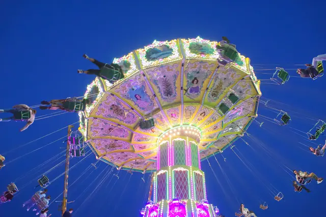 Bild 2: Zwischen Himmel und Lichtern auf dem Deutsch-Amerikanischen Volksfest in Heidelberg. | Foto: Christian Breunig