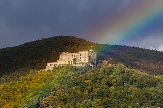 Bild 28: Das Hambacher Schloss im Regenbogen | Foto: Gottfried Holzer