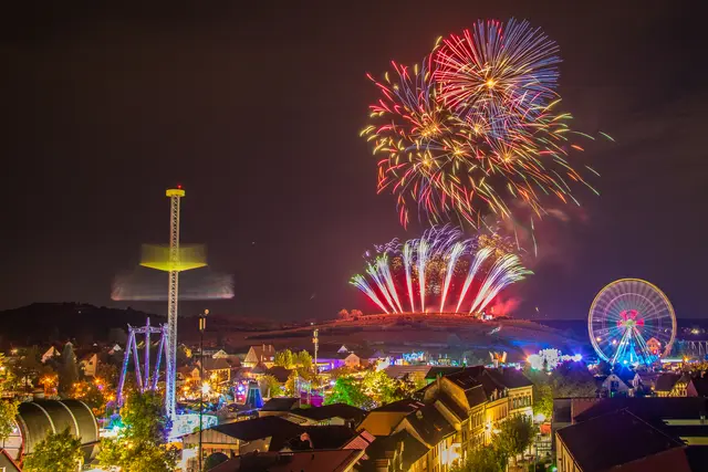 Bild 15: Feuerwerk beim größten Weinfest der Welt, dem Wurstmarkt. | Foto: Volker Fleckser