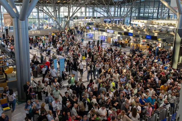 Rund anderthalb Stunden ging gar nichts am Flughafen Stuttgart. Tausende Fluggäste waren betroffen. | Foto: Daniel Kessler/onw-images/dpa