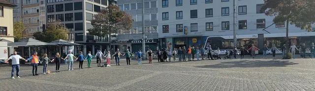 In Mannheim bildeten rund 450 Menschen eine Menschenkette für mehr Klimaschutz und politisches Miteinander. | Foto: Parents & People for Future Mannheim