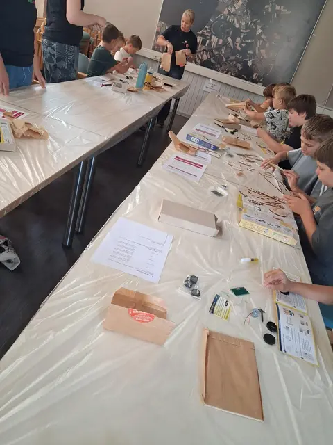 In Kuhardt bauten Kinder und Jugendliche Solarmodelle und lernten bei einem Workshop zugleich mehr über ihre Rechte. | Foto: Technologie-Netzwerk Südpfalz e. V.