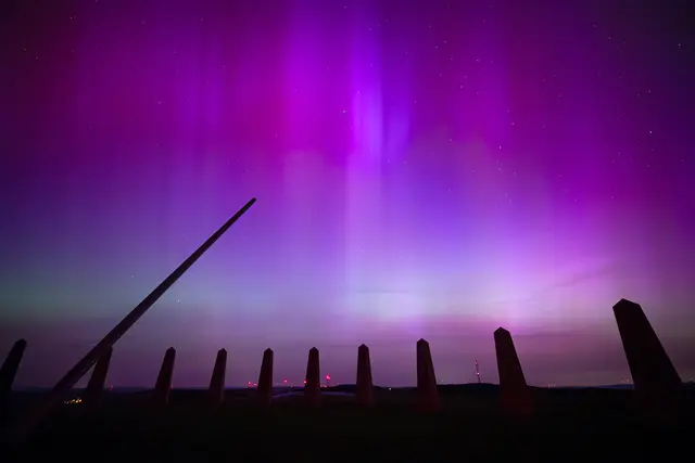 Bild 3: Polarlichter über der Sonnenuhr auf dem Reiserberg bei Schallodenbach | Foto: Georg Beck