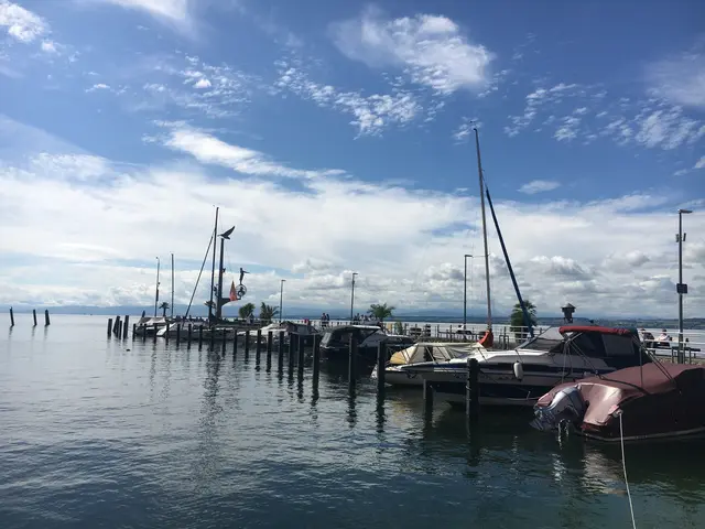 Bild 6: Meersburg Hafen mit der "Magischen Säule" von Peter Lenk | Foto: Birgit Kaul