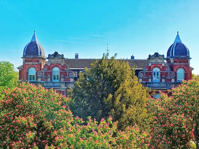 Bild 6: Villa Ecarius in Speyer umrahmt von blühenden Kastanienbäumen. | Foto: Anita Lemmert