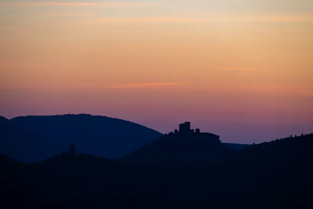 Bild 21: Trifels Silhouette im Sonnenaufgang - aufgenommen von der Burgruine Lindelbrunn | Foto: Katrin Scherr