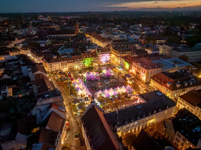Fest des Federweißen 2026: Was für München das Oktoberfest und für Bad Dürkheim der Wurstmarkt ist, das ist für die Landauerinnen und Landauer ihr Fest des Federweißen | Foto: Alexander Martin