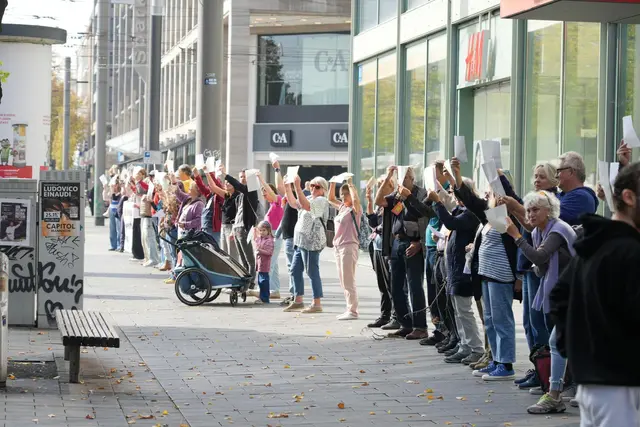In Mannheim bildeten rund 450 Menschen eine Menschenkette für mehr Klimaschutz und politisches Miteinander. | Foto: Parents & People for Future Mannheim