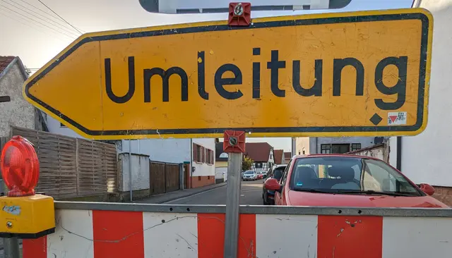 Die Verkehrsteilnehmer werden gebeten, die geänderte Verkehrsführung und die aufgestellte Beschilderung am 14. Oktober in Büchelberg zu beachten. | Foto: Heike Schwitalla