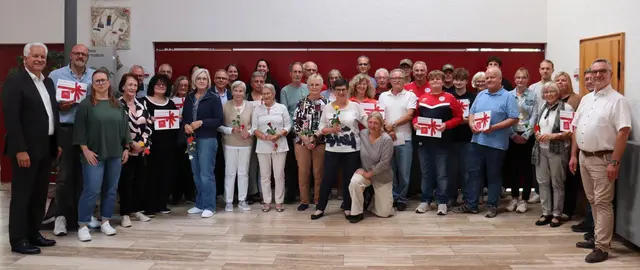 Die Kleiderstube Böhl-Iggelheim unterstützt mit ihrem Erlös 30 Vereine und soziale Einrichtungen. Hier zu sehen sind die Helferinnen der Kleiderstube Böhl-Iggelheim mit den Vertretern der begünstigten Institutionen. | Foto: Gemeindeverwaltung Böhl-Iggelheim