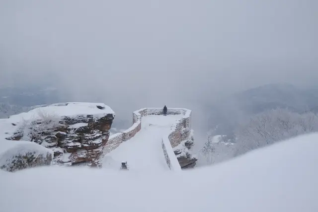 Bild 6: Nebelverhüllte Wegelnburg im Schnee – Wegelnburg bei Nothweiler/Schönau | Foto: Sebastian Frohnhöfer