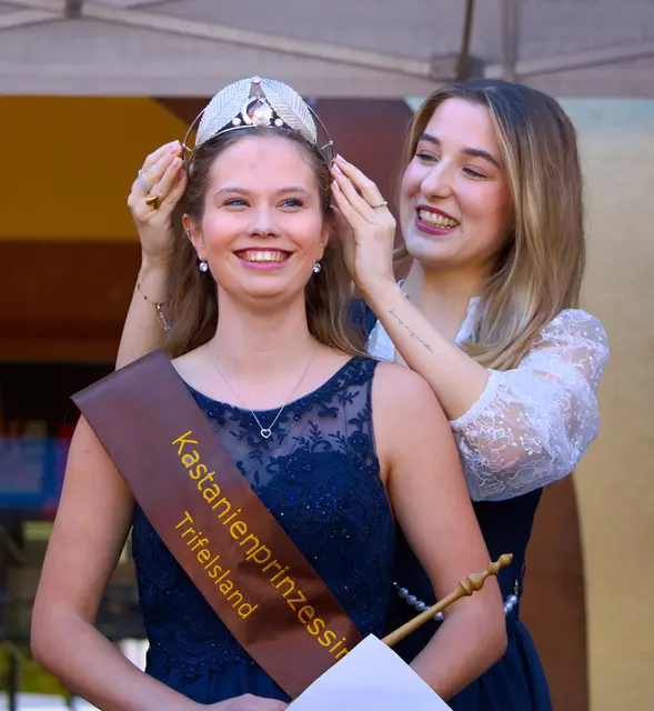 Krönung der neuen Kastanienprinzessin Vanessa II. durch ihre Vorgängerin Felicia I.  | Foto: Patrik Dietrich