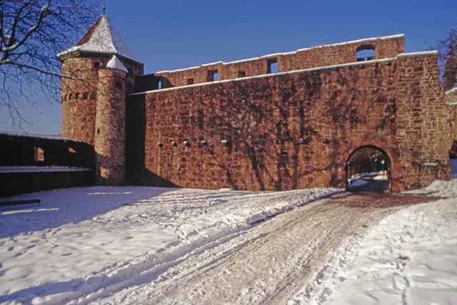 Bild 9: Wehrturm der Burg Hirschhorn am Neckar | Foto: Hans-Jürgen Freudenberger
