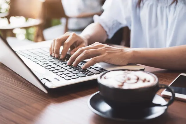 Beim Digitalen Stammtisch in Pirmasens helfen Berufsschüler älteren Menschen beim Umgang mit Smartphone, Tablet und Laptop. | Foto: kittiphan/stock.adobe.com