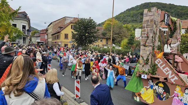 Der Winzerfestumzug beim Deutschen Weinlesefest in Neustadt gehört am Wochenende zu den größten Festbildern in der Pfalz. | Foto: Eva Bender