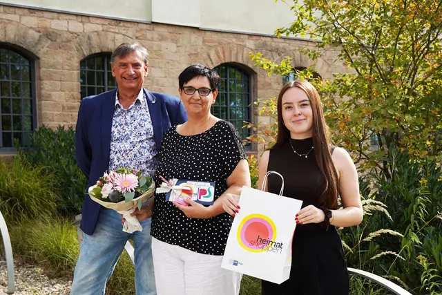 Stadtmarketing-Chef Rolf Schlicher (links) und seine Mitarbeiterin Julia Göttmann (rechts) freuen sich mit Petra Kern (Mitte) über den Gewinn des 1000-Euro-Reisegutscheins der Aktion „Heimat Shoppen“  | Foto: Stadtverwaltung Pirmasens/Sabine Reiser