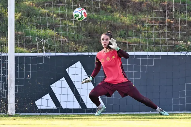 Herausforderin im Tor der DFB-Auswahl: Ena Mahmutovic | Foto: Uwe Anspach/dpa