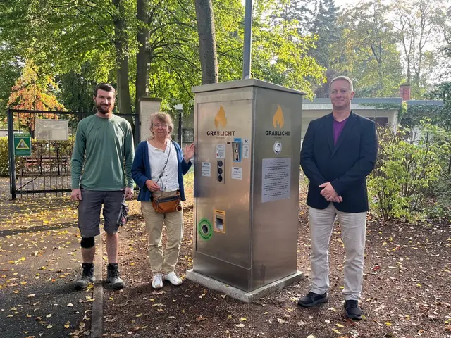 Ein Grablichtautomat vor dem Hauptfriedhof in Speyer bietet Kerzen direkt vor Ort an. | Foto: Stadt Speyer