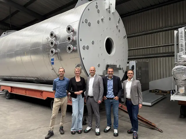 Landrat Martin Brandl informierte sich bei AURA in Germersheim über Spezialanlagen für verschiedene Industriezweige. | Foto: AURA